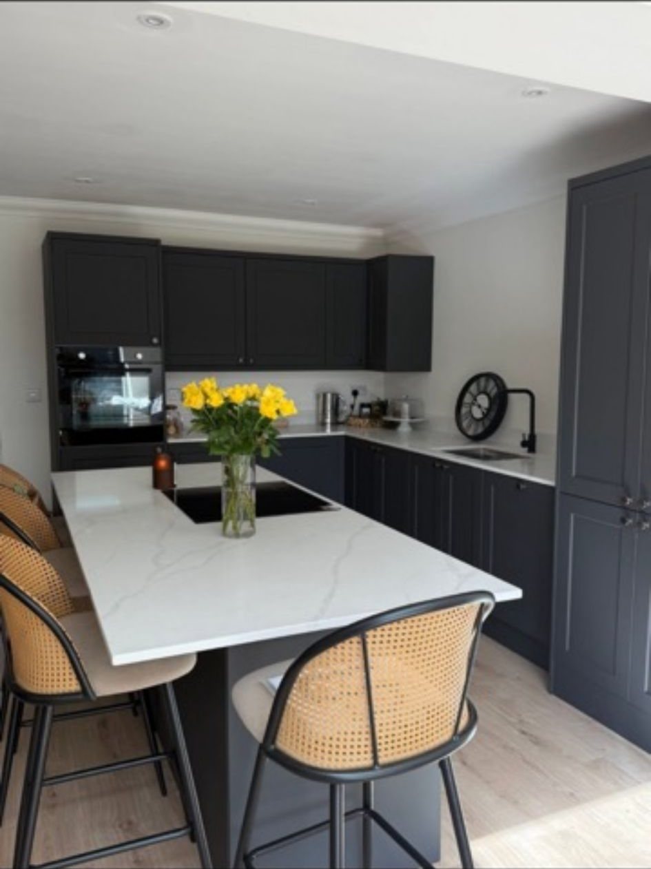 Modern fitted kitchen by Reno and Build Ltd